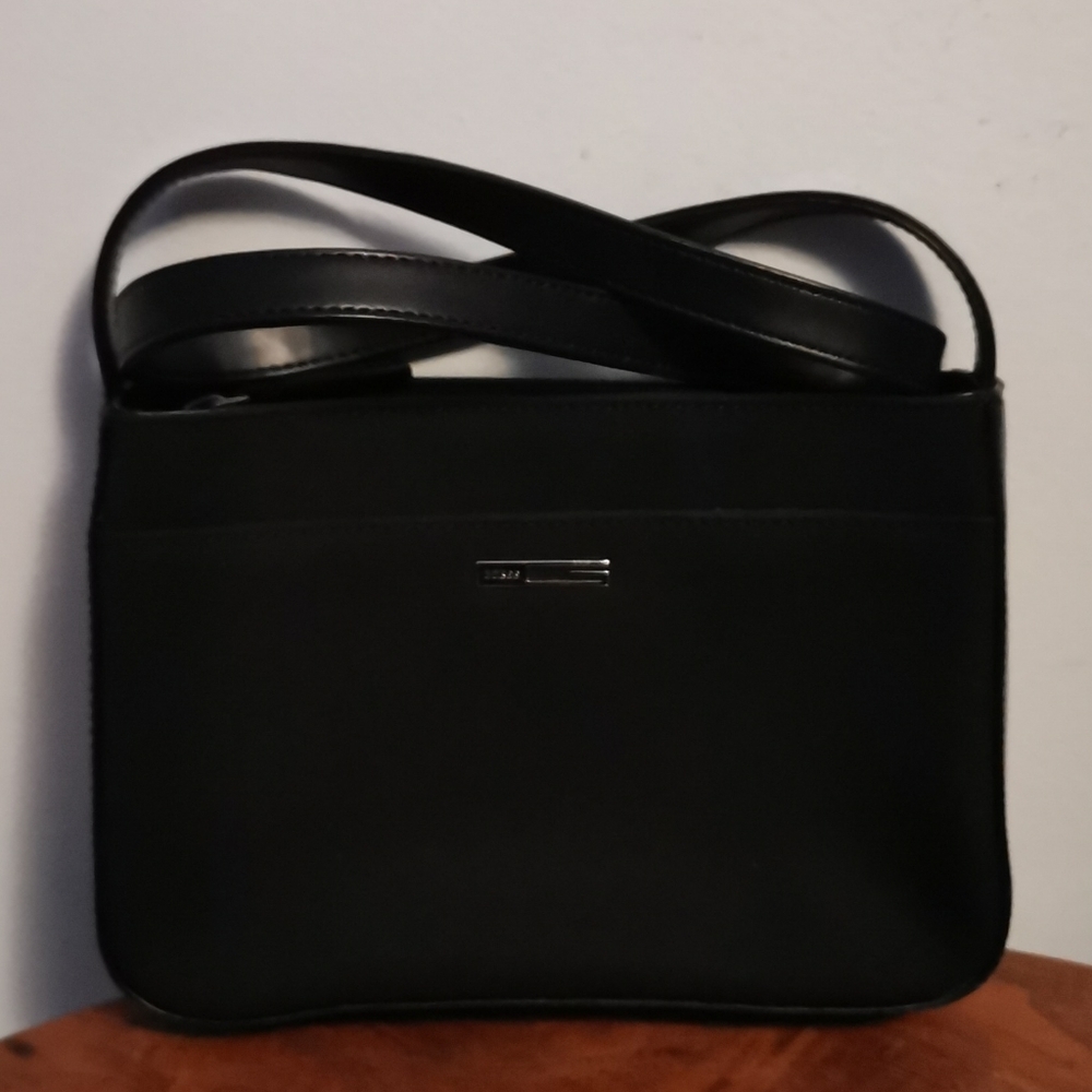 Guess purse, on the small clutch size